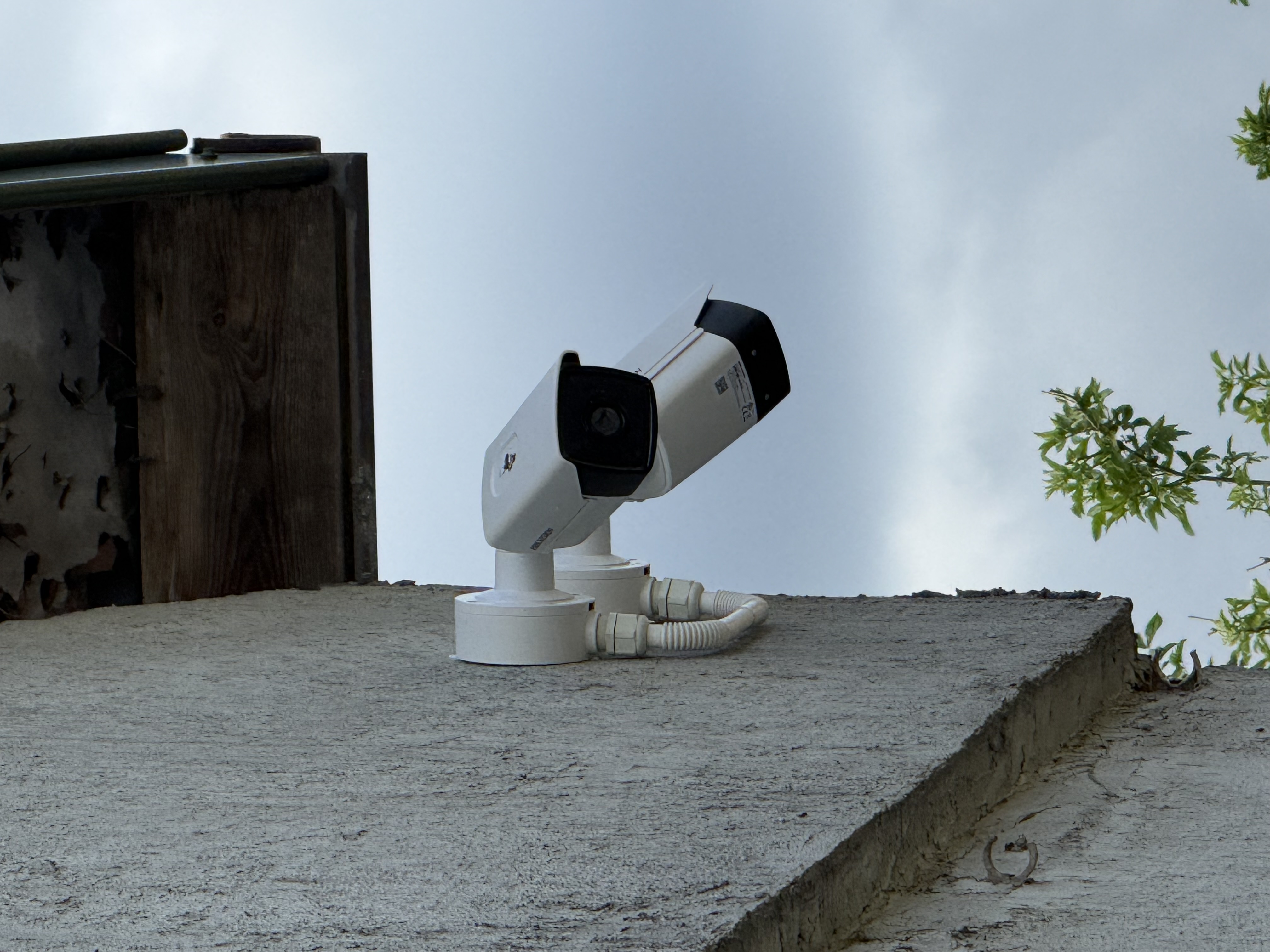 Kamera Hikvision EXIR Bullet zamontowana na elewacji domu