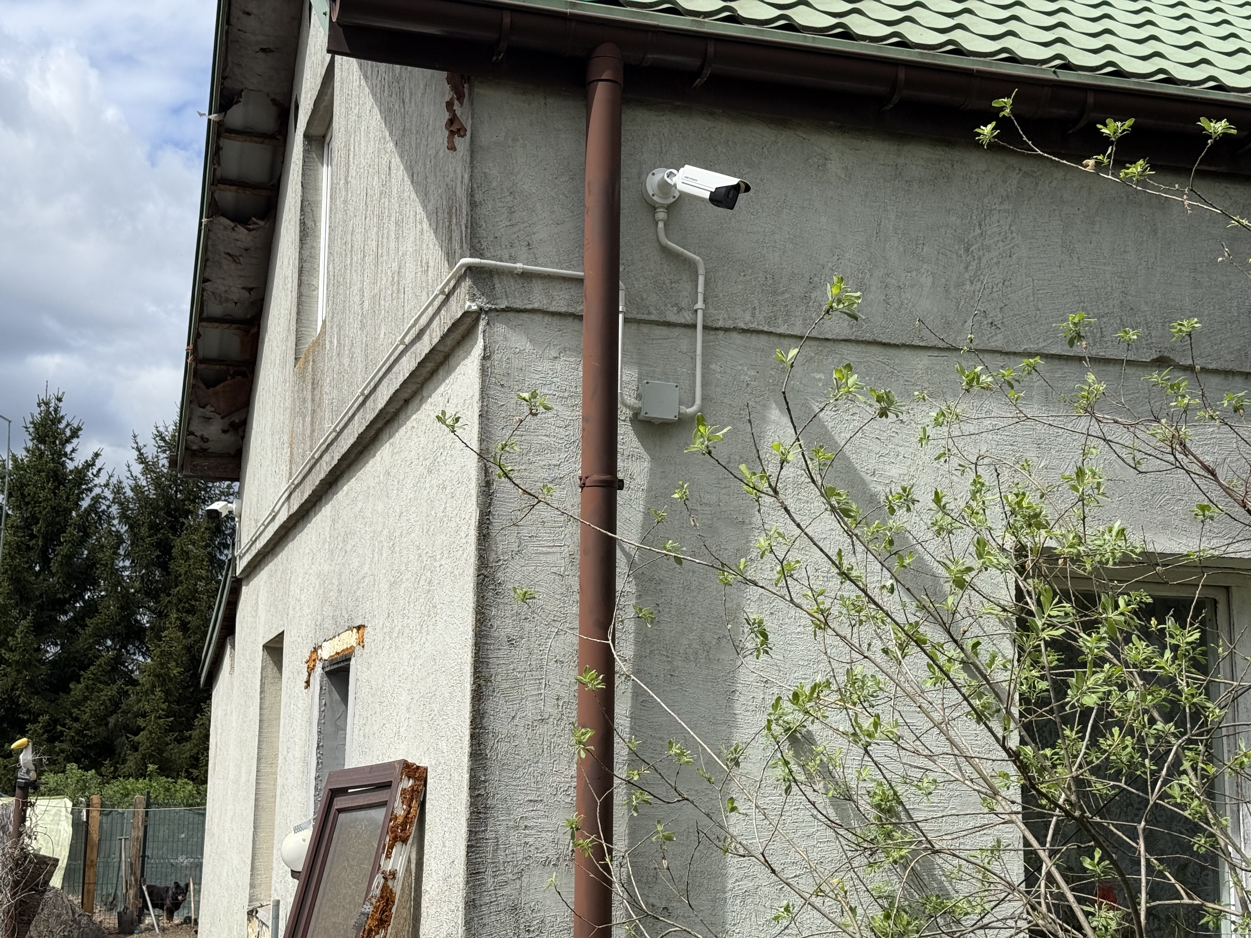 Monitoring Hikvision z okablowaniem poprowadzonym w rurkach na elewacji